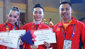Phan Hiển giành HCV, Khánh Thi khóc, Chí Anh háo hức 'thưởng nóng'
