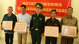 25 bánh heroin ghi chữ Trung Quốc dạt vào bãi biển: 5 người giao nộp được tặng giấy khen