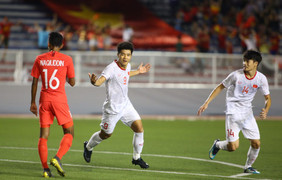 Video: Xem lại bàn thắng 'quý như vàng' của Hà Đức Chinh hạ U22 Singapore