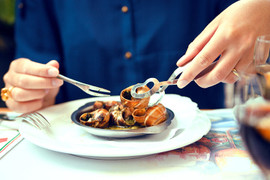 Quan niệm mẹ ăn ốc khi mang thai, con sinh ra bị chảy nước dãi, chậm nói có đúng?