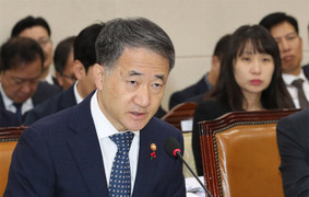 Phát ngôn xem nhẹ trẻ bị lạm dụng tình dục, Bộ trưởng Y tế và Phúc lợi Hàn Quốc xin lỗi