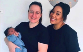 Cặp đồng tính nữ đầu tiên cùng mang thai một em bé