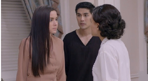 Mẹ chồng đòi giữ thẻ lương, con dâu cười: 'Vô ích mẹ ơi, con tiêu tiền trên điện thoại'