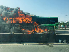 Ô tô giường nằm chở hàng chục hành khách cháy ngùn ngụt trên quốc lộ