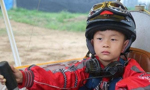 Ông bố Trung Quốc bắt con 4 tuổi cởi trần giữa trời tuyết rơi âm 13 độ C để thành tài