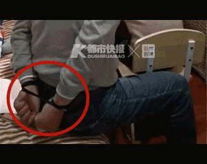 Ông bố tự trói tay mình khi dạy con học để kiềm chế cơn giận