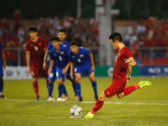 Video: Trọng tài cho đá lại 11m, Tiến Linh ghi bàn loại Thái Lan