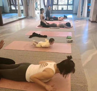 Em bé chưa đầy tuổi gây bão mạng vì màn biểu diễn yoga cực điệu nghệ
