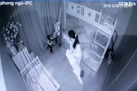 Phẫn nộ clip giúp việc xách ngược chân bé gái 13 tháng tuổi, quăng đi quăng lại như món đồ