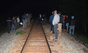 Ngồi trên đường ray, nam thanh niên bị tàu hỏa tông chết