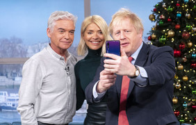 Tuyên bố cấm Huawei, Thủ tướng Anh vẫn dùng điện thoại của hãng công nghệ Trung Quốc