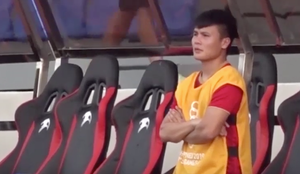 Video: Quang Hải buồn bã lau nước mắt nhìn đồng đội khởi động