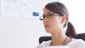 Cấm phụ nữ đeo kính nơi công sở, quy định vô lý tại Nhật Bản