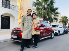 Cặp vợ chồng U70 ‘lên rừng xuống biển’ với VinFast