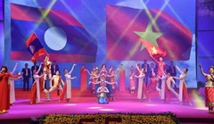 Chương trình 'Son sắt nghĩa tình Trường Sơn Đông - Trường Sơn Tây’ tô thắm thêm tình hữu nghị Việt - Lào