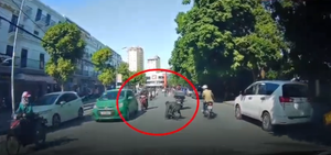 Ngồi trên xe chở đồ cồng kềnh, người đàn ông tuột khỏi xe máy giữa phố