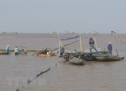 Sóng đánh lật bè, hai bố con rơi xuống biển mất tích