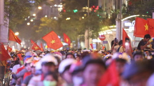 Clip: U22 Việt Nam vào chung kết SEA Games, CĐV 'đi bão' thâu đêm