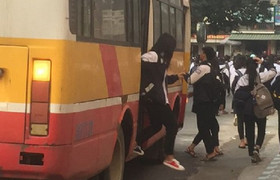 Video: Gần 120 học sinh chen chúc trên xe bus 60 chỗ