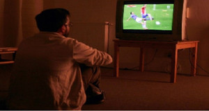 Cô gái than thở vì bạn trai rủ vào khách sạn để xem...bóng đá