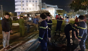 Xe khách 29 chỗ đỗ ở bãi bất ngờ bốc cháy trơ khung