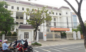 Chủ tịch quận bị kiện vì đền bù đất ‘vàng’ bằng giá cân cá nục: Lùi thời hạn xét xử