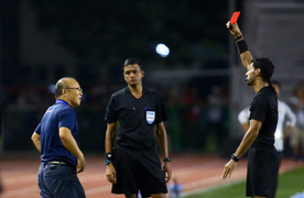 HLV Park Hang Seo nhận thẻ đỏ: 'Xin lỗi, đáng ra tôi nên kiềm chế'