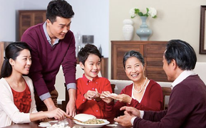 Tôi giấu vợ gửi tiền cho bố mẹ hàng tháng, vừa yên ấm cửa nhà lại được lòng đôi bên