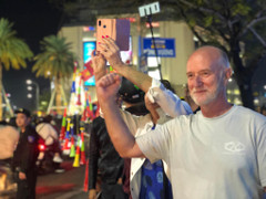 Video: Khách Tây cùng cổ động viên Huế cuồng nhiệt mừng U22 Việt Nam vô địch SEA Games 30