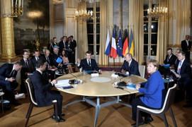 Video: Khoảnh khắc bối rối của nhà lãnh đạo Ukraine lần đầu gặp Tổng thống Putin