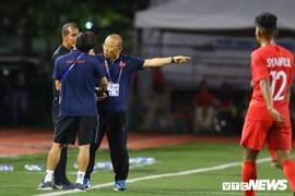 Video: Xem lại HLV Park Hang Seo nhận thẻ đỏ, tức giận với trọng tài