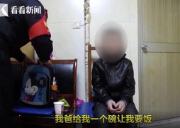 Không chịu làm bài tập về nhà, bé 10 tuổi bị bố phạt quỳ ở ga tàu lúc sáng sớm