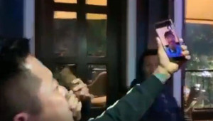 Clip: Tuấn Hưng gọi cho Trọng Hoàng, Văn Hậu sau chiến thắng của U22 Việt Nam