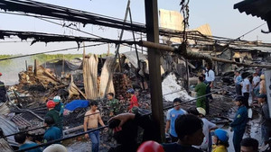 Lửa thiêu rụi 12 căn nhà ở Năm Căn, bé gái 14 tuổi chết thương tâm