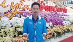Nghị lực của chàng trai cụt hai tay trở thành ông chủ cửa hàng điện thoại