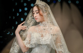 Hoa hậu Đỗ Mỹ Linh diện váy cưới đính viên kim cương trị giá 1 triệu USD