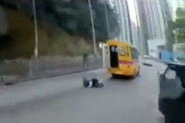 Xe buýt 'đánh rơi' học sinh, suýt gây tai nạn nghiêm trọng