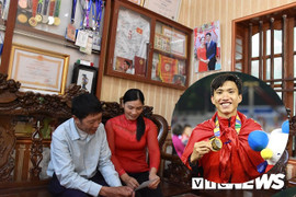 Bố mẹ Văn Hậu: 'Con xa nhà từ nhỏ, chúng tôi quen rồi nhưng đôi chút vẫn chạnh lòng'