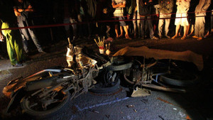 Hai xe máy đấu đầu trong đêm, 3 người thương vong