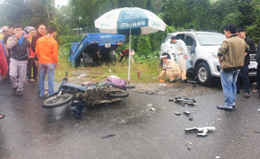 Xe tải tông trực diện ô tô 7 chỗ, 3 cha con chạy xe máy thương vong