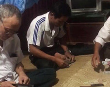 Tạm đình chỉ Bí thư và Phó Chủ tịch xã đánh bài tại trụ sở