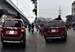 Video: Ô tô chạy vù vù, 3 cháu nhỏ thò đầu qua cửa sổ trời đùa nghịch