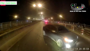 Clip: Chuyển làn ẩu, xe tải đâm xe con xoay ngược 360 độ
