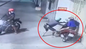 Cướp giật túi xách kéo lê cô gái trên đường