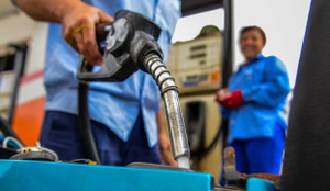 Giá xăng sẽ giảm nhẹ vào ngày mai