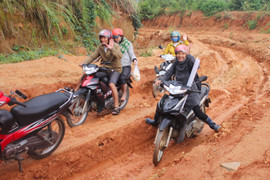 Thầy cô lội bùn lầy, vượt dốc dựng đứng đi 'gieo chữ' giữa đại ngàn Tây Nguyên