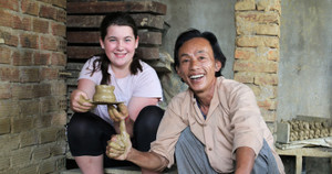 Về làng gốm 500 tuổi xem ông Tây bà đầm 'nghịch' đất sét, nặn tò he