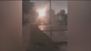 Video: Người đàn ông xịt nước dập lửa trên cột điện