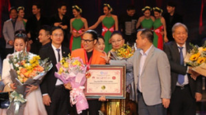 Vượng Râu giành kỷ lục viết nhiều kịch bản, đóng nhiều vai và đạo diễn nhiều chương trình nhất