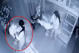 Khởi tố nữ giúp việc quăng bé gái 13 tháng tuổi như món đồ